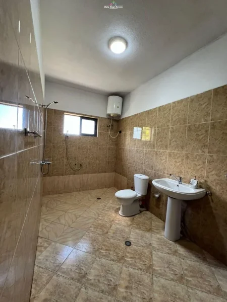 Tirane, jepet me qera apartament 2+1 Kati 2, 120 m² 700 € (yzberisht)