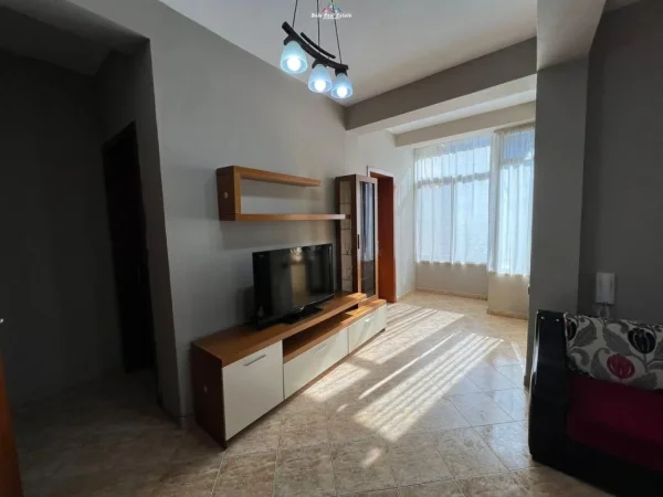 Tirane, jepet me qera apartament 2+1 Kati 2, 120 m² 700 € (yzberisht)