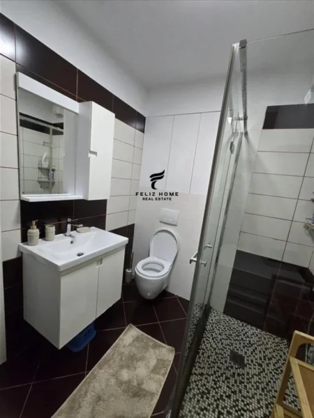 Tirane, jepet me qera apartament 1+1+Ballkon Kati 3, 90 m² 650 € (LIQENI I THATE)