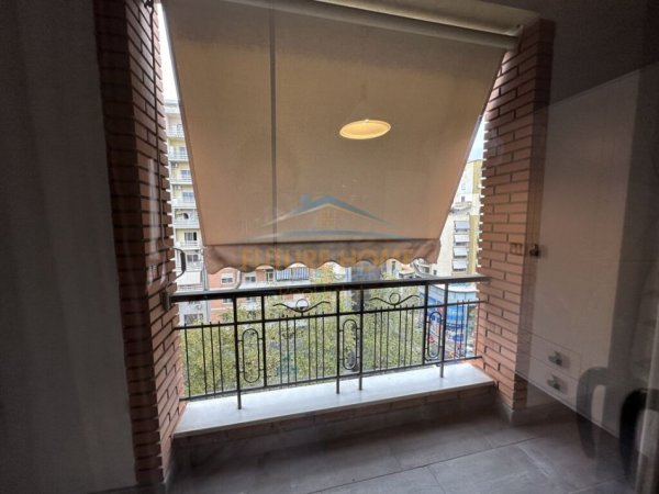 Tirane, jepet me qera apartament 3+1+Ballkon Kati 7, 123 m² 1.000 € (Rruga e Kavajes)