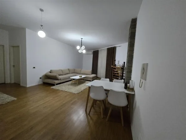 Tirane, jepet me qera apartament 1+1 Kati 3, 90 m² 600 € (liqeni i thate)