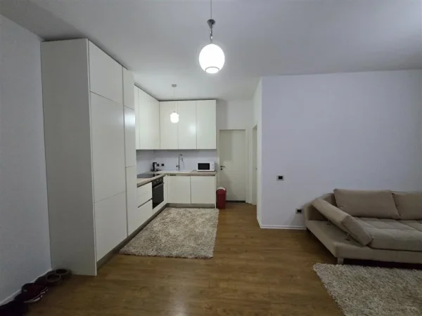 Tirane, jepet me qera apartament 1+1 Kati 3, 90 m² 600 € (liqeni i thate)