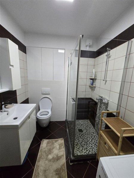 Tirane, jepet me qera apartament 1+1 Kati 3, 90 m² 650 € (liqeni i thate)