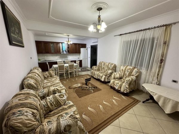 Tirane, jepet me qera apartament 2+1 Kati 1, 140 m² 600 € (5 MAJI)