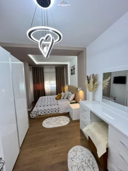Tirane, shes apartament 2+1 Kati 3, 94 m² 145.000 € (yzberisht)