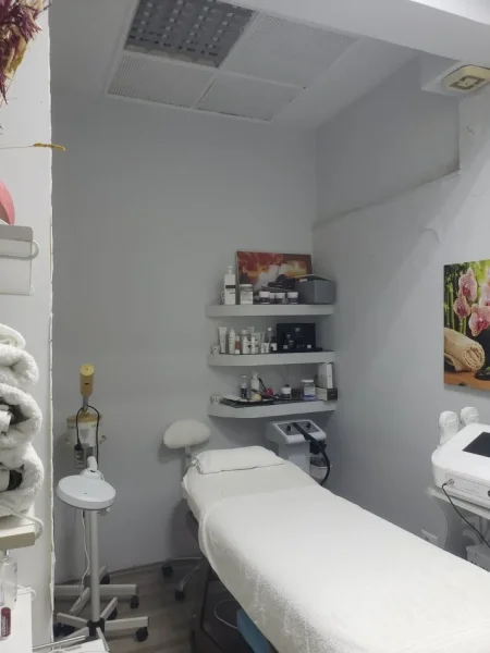 Tirane, jepet me qera ambjent biznesi Kati 2, 22 m² 250 € (Bulevardi Gjergj Fishta)