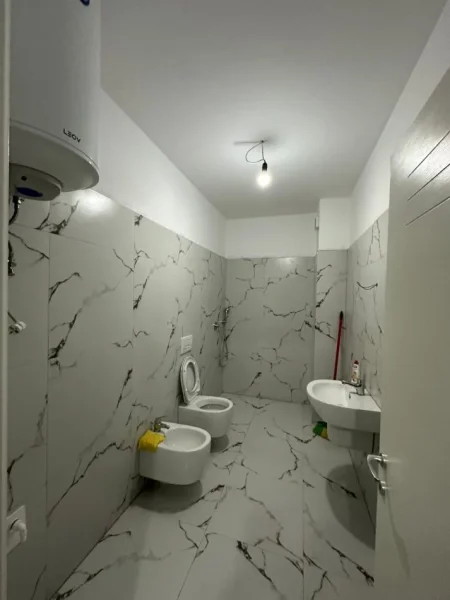 Tirane, jepet me qera apartament 1+1 Kati 1, 77 m² 450 € (astir)