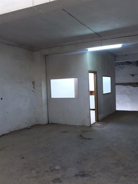Tirane, jepet me qera magazine Kati 0, 350 m² 950 € (Siri Kodra)