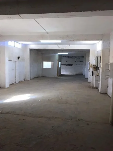 Tirane, jepet me qera magazine Kati 0, 350 m² 950 € (Siri Kodra)