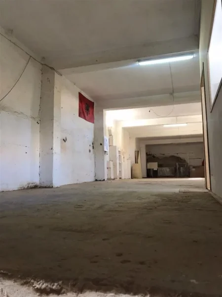 Tirane, jepet me qera magazine Kati 0, 350 m² 950 € (Siri Kodra)