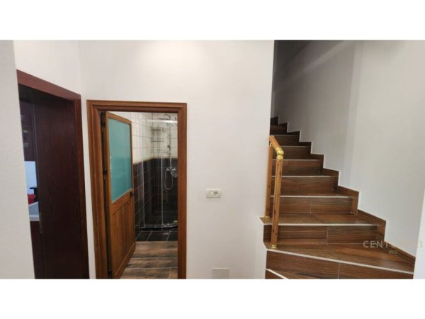 Tirane, jepet me qera Vile 2+1 Kati 1, 100 m² 500 € (Rruga Sabaudin Gabrani)