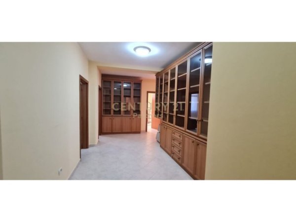 Tirane, jepet me qera apartament 2+1+Ballkon Kati 5, 129 m² 650 € (Rruga Bako Dervishaj)