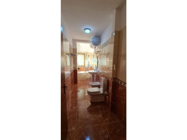 Tirane, jepet me qera apartament 2+1+Ballkon Kati 5, 129 m² 650 € (Rruga Bako Dervishaj)