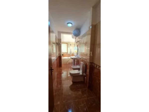 Tirane, jepet me qera apartament 2+1+Ballkon Kati 5, 129 m² 650 € (Rruga Bako Dervishaj)