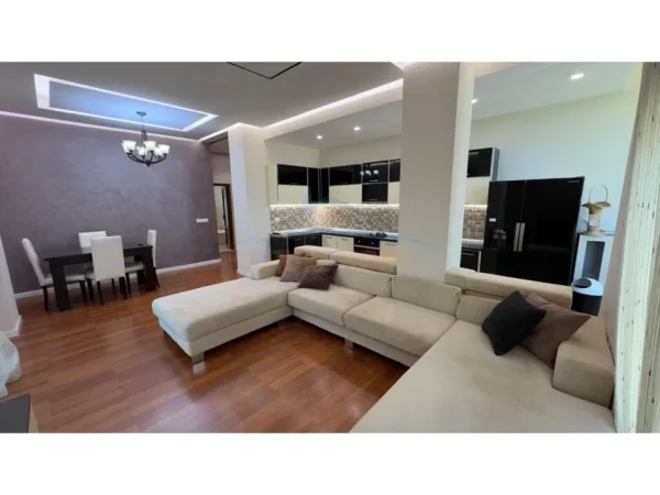 Tirane, jepet me qera apartament 2+1 Kati 3, 120 m² 900 € (Liqeni i Thate, Tirane)