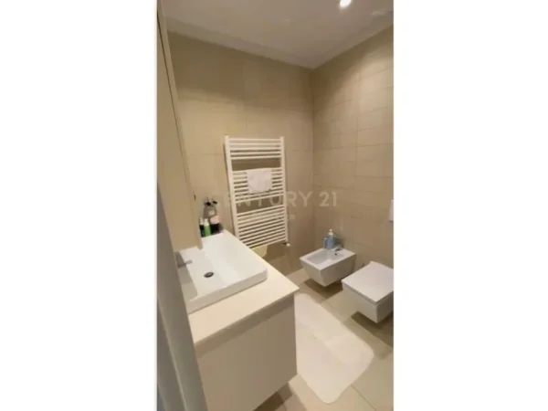Tirane, jepet me qera apartament 2+1 , 125 m² 2.500 € 