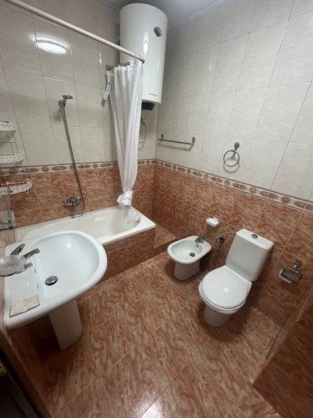 Tirane, jepet me qera apartament 1+1+Ballkon Kati 3, 70 m² 650 € (Komuna e Parisit)