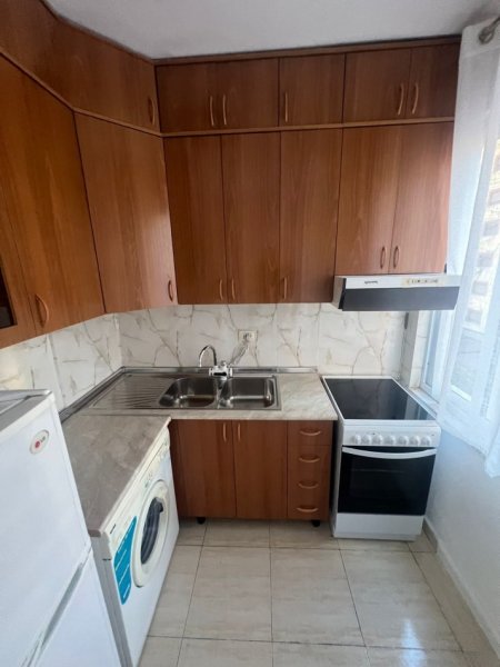 Tirane, jepet me qera apartament 1+1+Ballkon Kati 3, 70 m² 650 € (Komuna e Parisit)