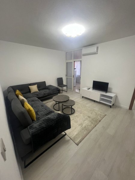 Tirane, jepet me qera apartament 1+1+Ballkon Kati 3, 70 m² 650 € (Komuna e Parisit)