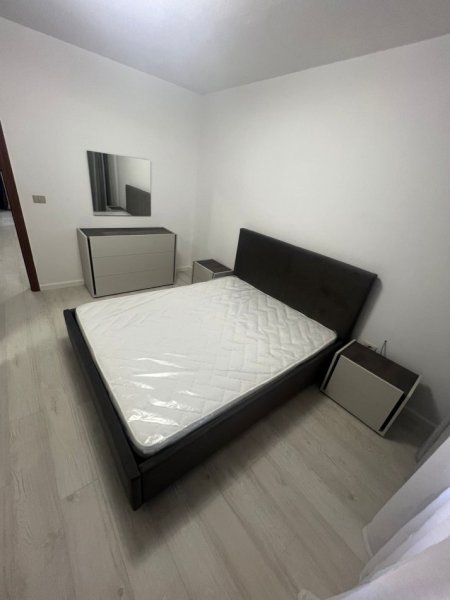 Tirane, jepet me qera apartament 1+1+Ballkon Kati 3, 70 m² 650 € (Komuna e Parisit)