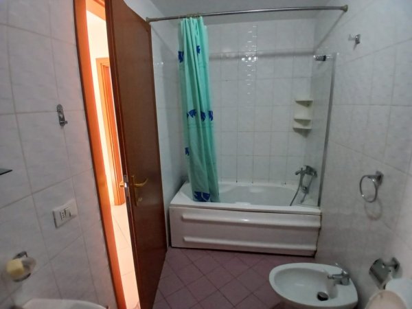 Tirane, jepet me qera apartament 2+1+Aneks Kati 9, 115 m² 750 € (Rruga Barrikadave,prane kryqezimi 9-kateshet)