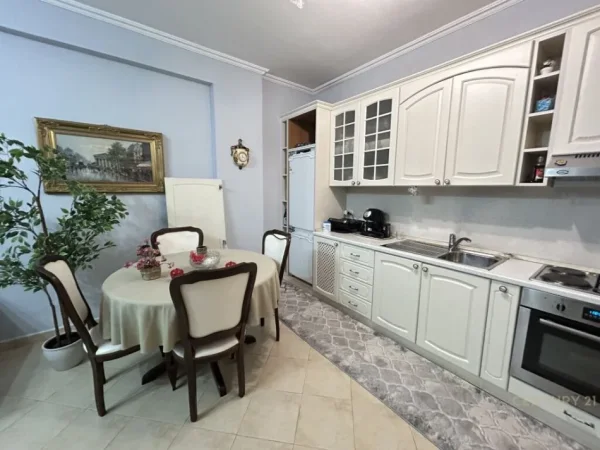 Tirane, shes apartament 1+1+Ballkon , 82 m² 140.000 € (Liqeni i Thatë)