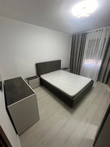 Tirane, jepet me qera apartament 1+1+Ballkon Kati 3, 70 m² 650 € (Komuna e Parisit)