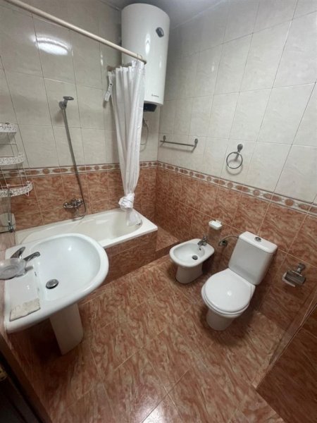 Tirane, jepet me qera apartament 1+1+Ballkon Kati 3, 70 m² 650 € (Komuna e Parisit)