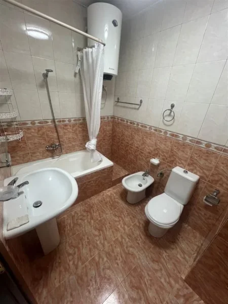 Tirane, jepet me qera apartament 1+1+Ballkon Kati 3, 70 m² 650 € (Komuna e Parisit)