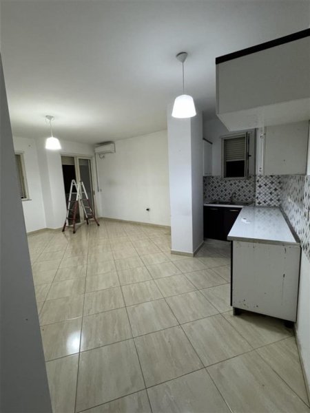 Tirane, jepet me qera zyre Kati 1, 115 m² 800 € (astir)