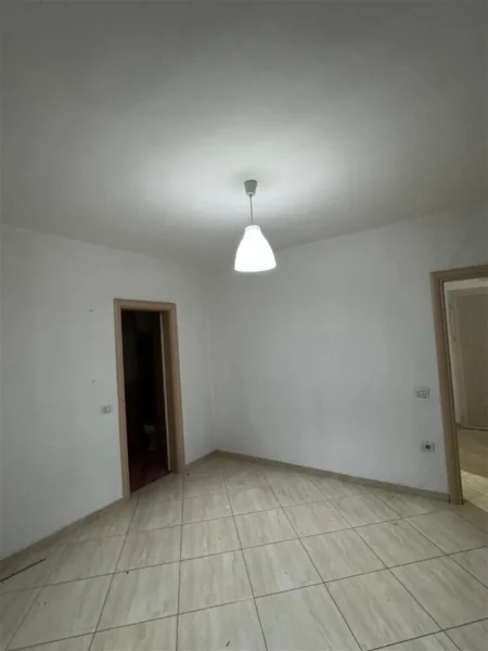 Tirane, jepet me qera zyre Kati 1, 115 m² 800 € (astir)