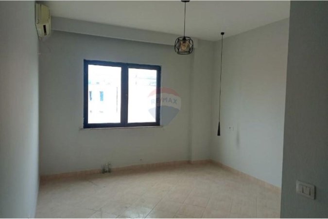 Tirane, jepet me qera apartament 2+1 Kati 3, 110 m² 450 € (Reshit Petrela)