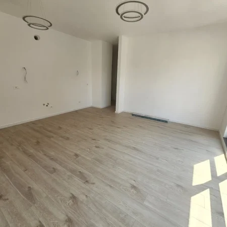 Tirane, jepet me qera zyre Kati 3, 64 m² 950 € (Myslym Shyri)