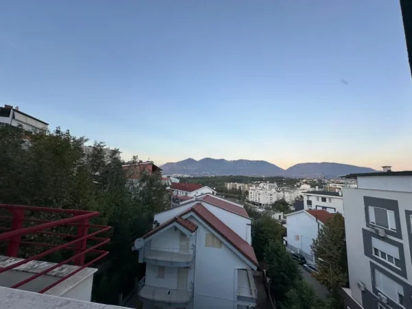 Tirane, jepet me qera apartament 3+1+Aneks+Ballkon Kati 4, 180 m² 1.300 € (Liqeni i Thate)