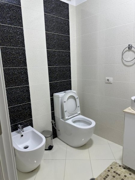 Tirane, jepet me qera apartament 3+1+Aneks+Ballkon Kati 4, 180 m² 1.300 € (Liqeni i Thate)