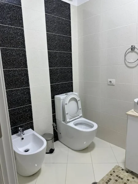 Tirane, jepet me qera apartament 3+1+Aneks+Ballkon Kati 4, 180 m² 1.300 € (Liqeni i Thate)