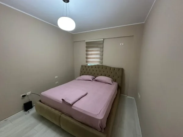 Tirane, jepet me qera apartament 3+1+Aneks+Ballkon Kati 4, 180 m² 1.300 € (Liqeni i Thate)