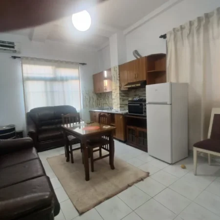 Tirane, jepet me qera apartament 1+1+Ballkon Kati 1, 62 m² 600 € (QENDER 9- KATESHET)