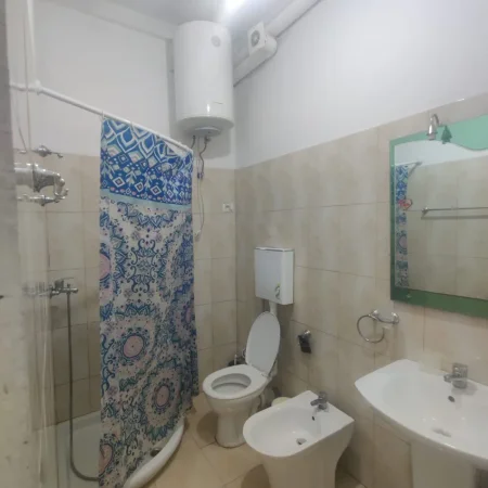Tirane, jepet me qera apartament 1+1+Ballkon Kati 1, 62 m² 600 € (QENDER 9- KATESHET)