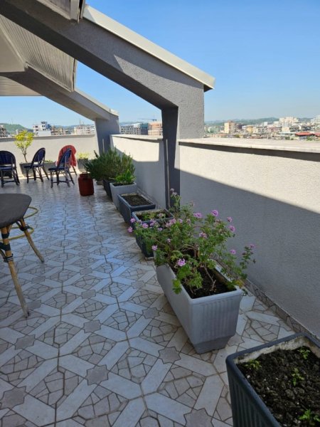 Tirane, jepet me qera apartament+verande | Penthouse 2+1 Kati 8, 210 m² 1.000 € (Myslym Shyri)