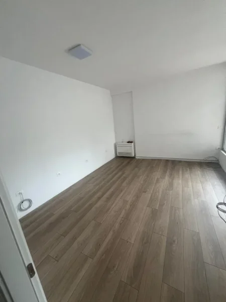 Tirane, jepet me qera Kati 0, 140 m² 2.500 € (Rruga e Kavajes)