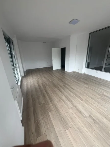 Tirane, jepet me qera Kati 0, 140 m² 2.500 € (Rruga e Kavajes)