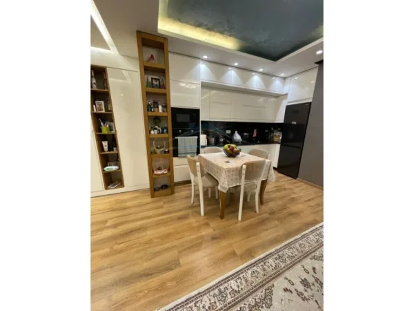 Tirane, shitet apartament 2+1+Ballkon Kati 6, 105 m² 199000 € (Fusha e Aviacionit)
