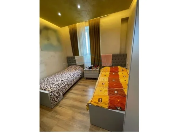 Tirane, shitet apartament 2+1+Ballkon Kati 6, 105 m² 199000 € (Fusha e Aviacionit)