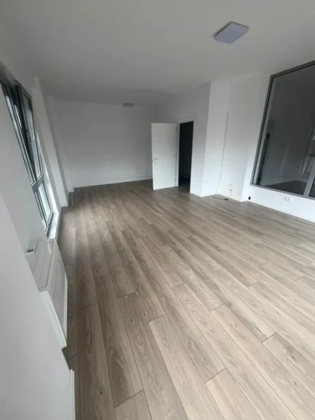 Tirane, jepet me qera zyre Kati 1, 140 m² 2.500 € (RRUGA KAVAJES)