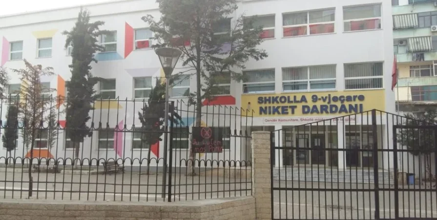 Tirane, jepet me qera dyqan Kati 0, 20 m² 200 € (xhamlliku)