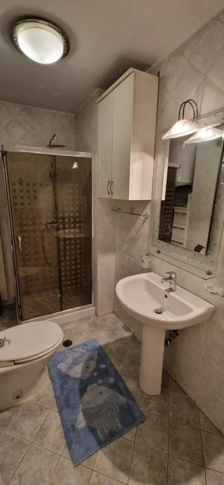Tirane, jap me qera apartament 2+1+Ballkon Kati 7, 120 m² 850 € (Prane Gjimnazit Ismail Qemali)