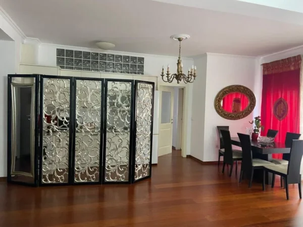 Tirane, jepet me qera apartament 2+1 Kati 6, 160 m² 1.000 € (Rruga e Kavajes)