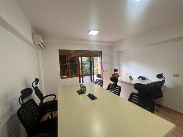 Tirane, jepet me qera apartament 2+1+Aneks+Ballkon Kati 6, 160 m² 900 € (9 Kateshet)