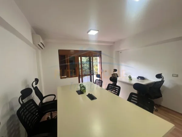 Tirane, jepet me qera apartament 2+1+Aneks+Ballkon Kati 6, 160 m² 900 € (9 Kateshet)